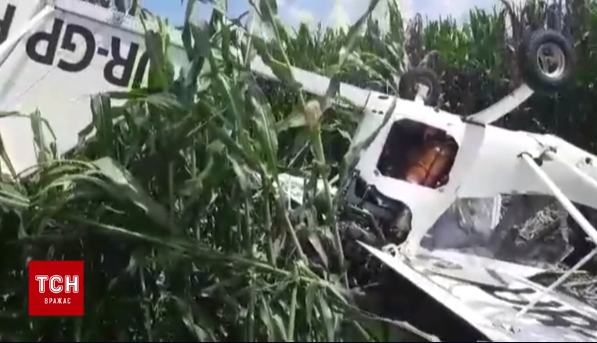На Сумщине разбился самолет, обрабатывающий поля химикатами - пилот погиб 