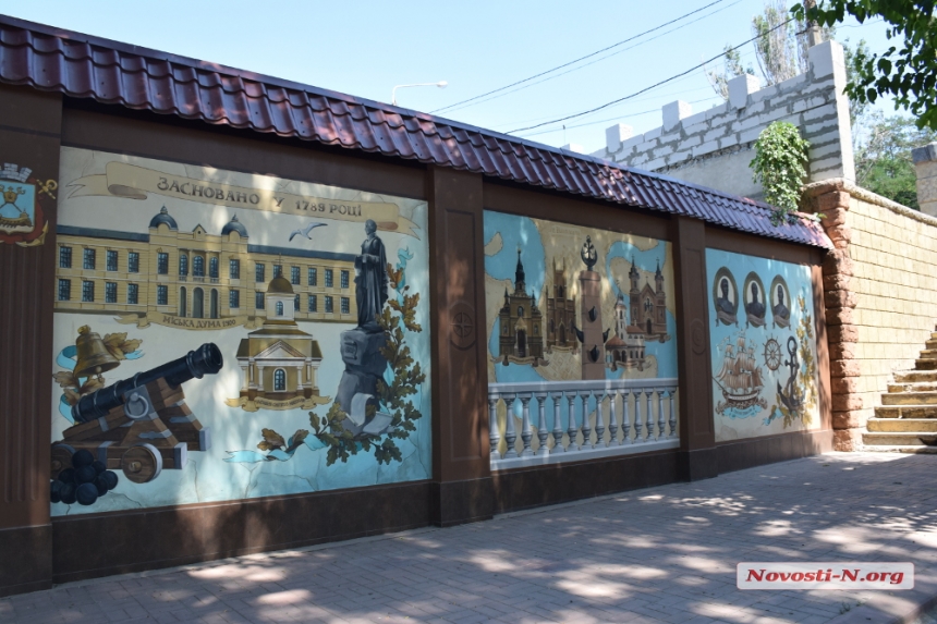 Ко Дню города в яхт-клубе строят главный вход и украшают его достопримечательностями Николаева 