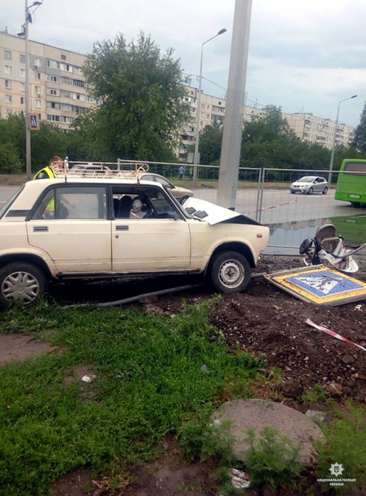 В Харькове на тротуаре водитель сбил младенца в коляске