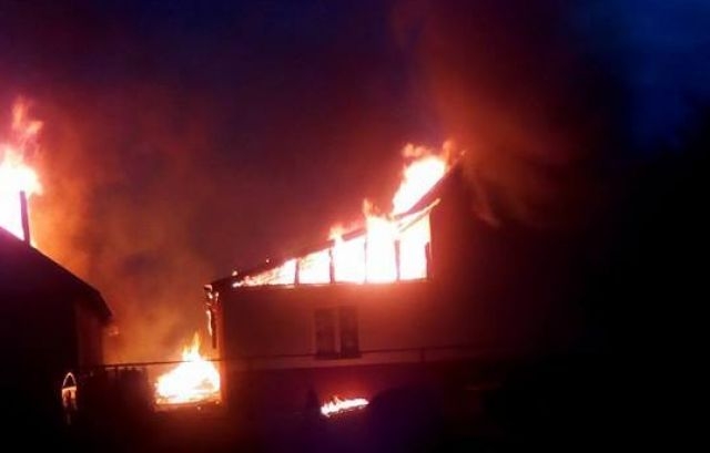 В ромском поселении на Закарпатье сгорел лагерь - говорят о поджоге 
