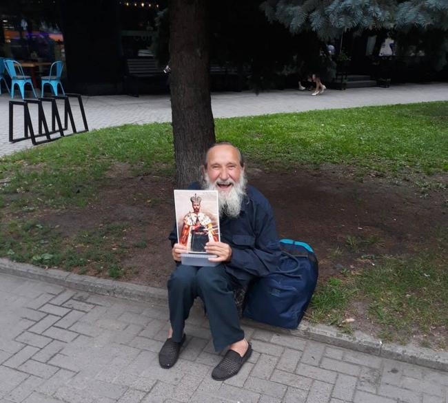 В Ровно мужчина с портретом Николая ІІ кричал, что ждет российские танки. ВИДЕО