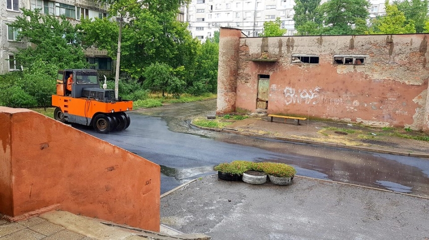 В Николаеве дорожники "укатывали" асфальт в лужи. ВИДЕО