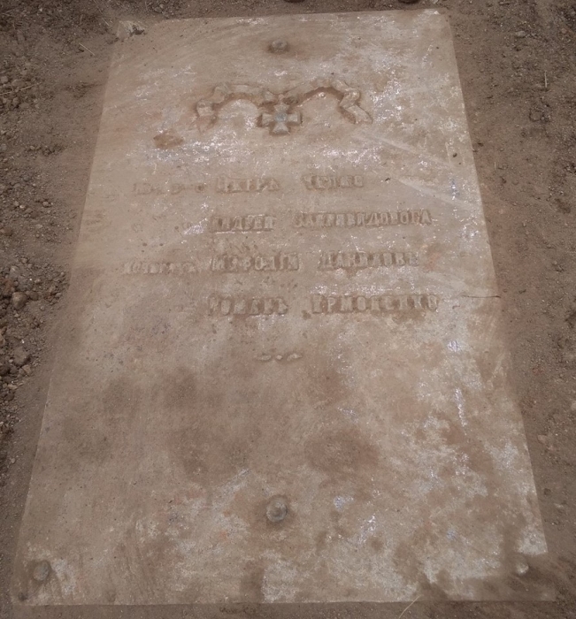 В Николаеве во время эксгумации останков с «немецкого кладбища» найдена неизвестная плита