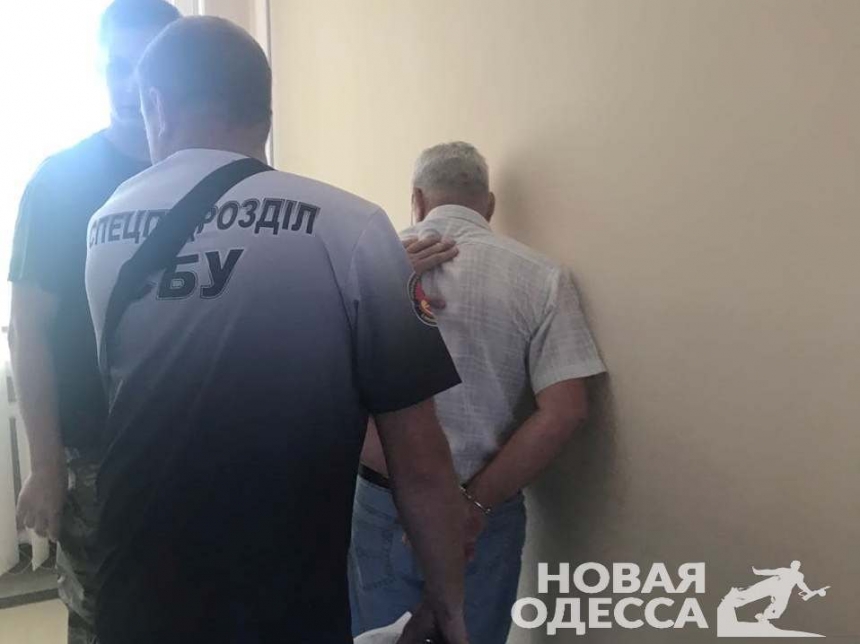Советника главы Новоодесской РГА задержали на взятке 130 тысяч гривен