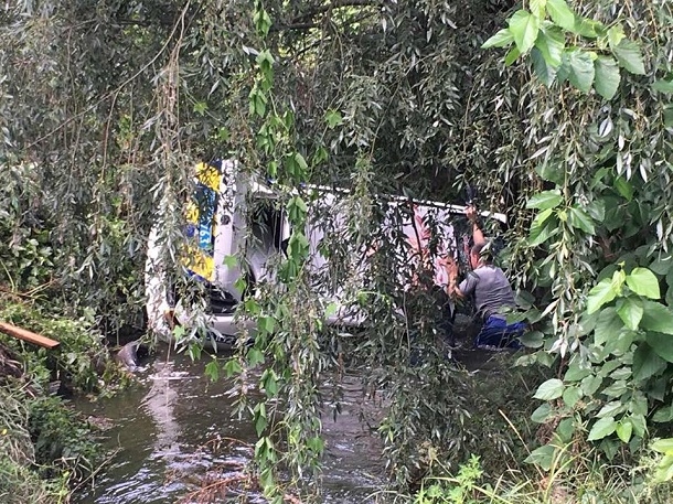 Под Киевом во время погони полицейское авто слетело в реку