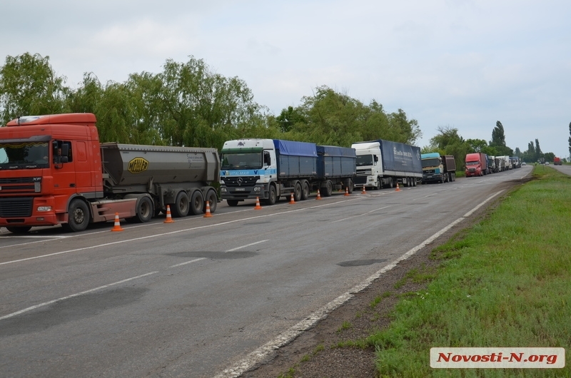 Въезд в Николаев из Херсона и еще одну дорогу закроют для большегрузов