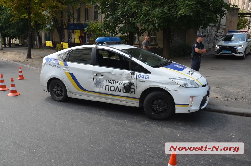 В центре Николаева столкнулись полицейский «Приус» и седельный тягач «Мерседес»