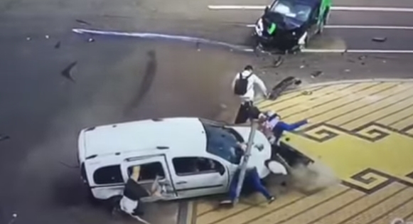 Появилось видео ДТП в Киеве, где два авто вылетели на пешеходов