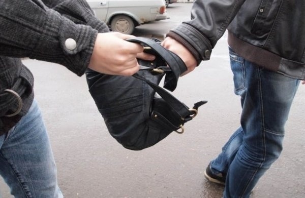В Южноукраинске двое молодчиков нападали на горожан и отбирали их имущество 