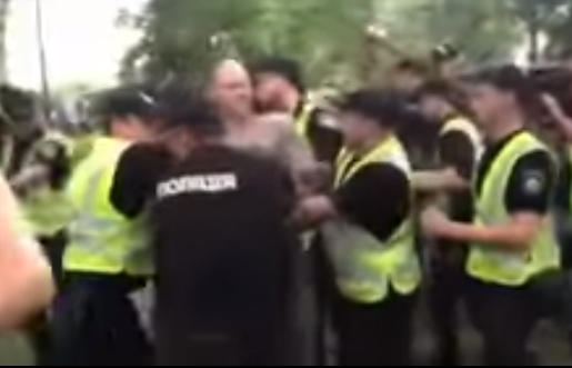 Полиция задержала радикала во время Крестного хода в Киеве. ВИДЕО
