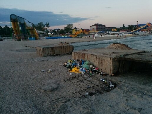 В Железном Порту мусор со стихийной свалки попадает в море