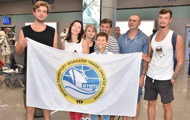 В Украину из Греции вернулись 12 моряков