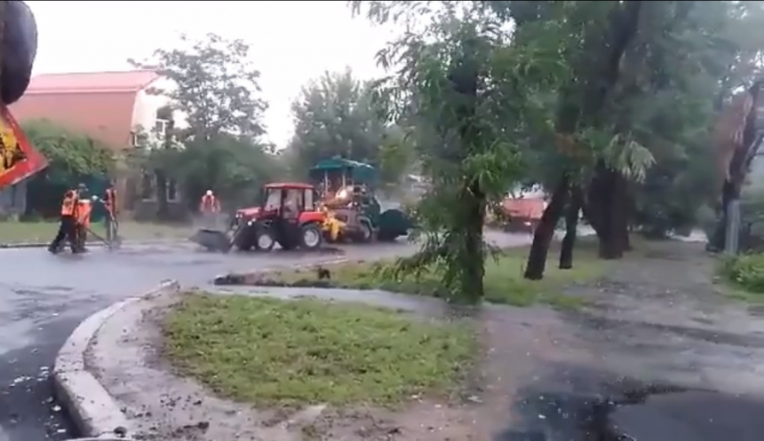 В Николаеве укладывали асфальт во время дождя. ВИДЕО