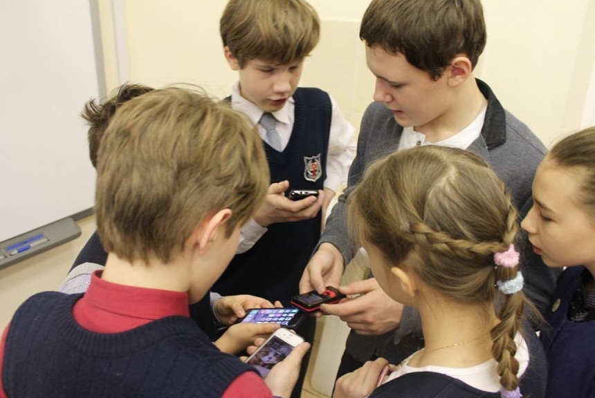 Во Франции запретили пользоваться мобильными телефонами в школах