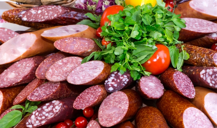 На Николаевщине стали меньше производить колбасы, а больше сухарей, - статистика