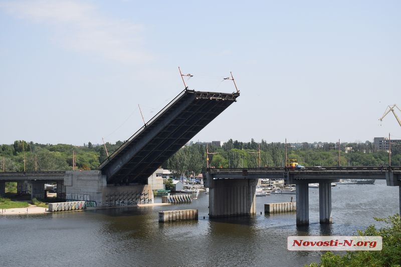 В Николаеве разводили мосты: зашло судно «ГС-82»