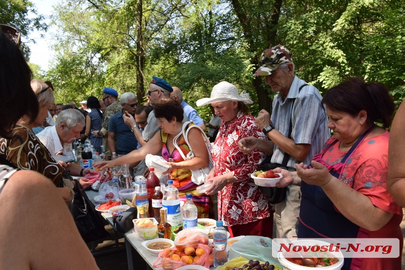 В Николаеве афганцы с музыкой и полевой кухней отпраздновали день воздушно-десантных войск