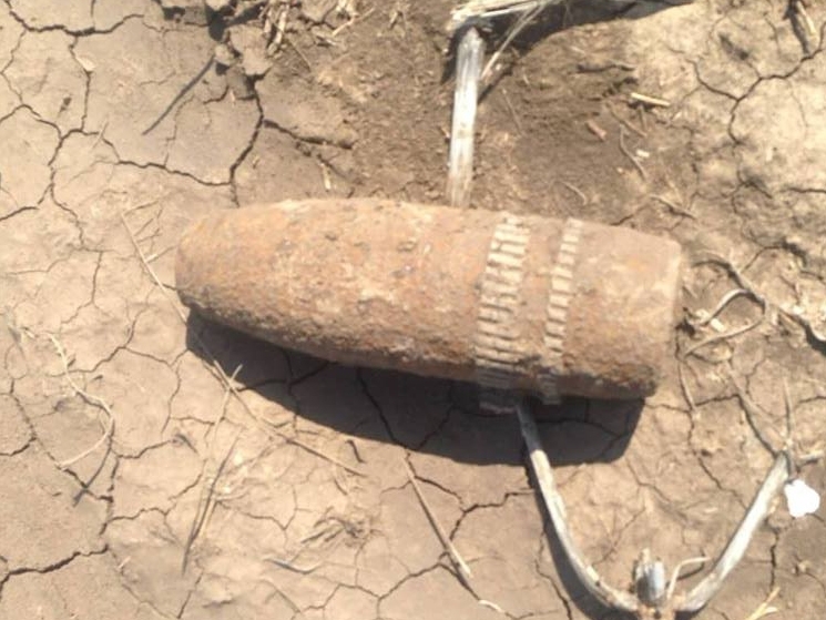 На Николаевщине в поле нашли артиллерийский снаряд