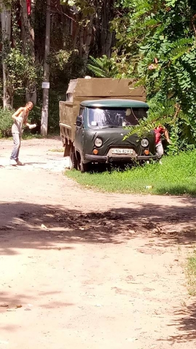 В Николаеве "убитую" дорогу засыпают стройматериалами. ВИДЕО