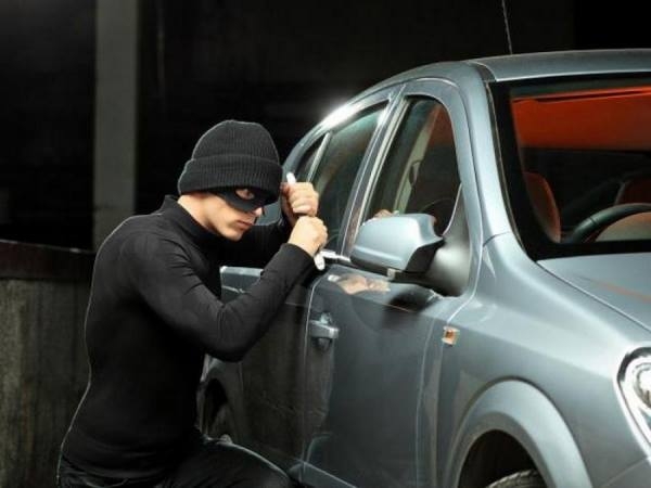 В Коблево полицейские в течение часа задержали подозреваемых в совершении ограбления