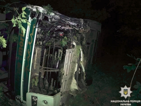 В Днепропетровской области Opel опрокинул на бок автобус: 15 пострадавших 