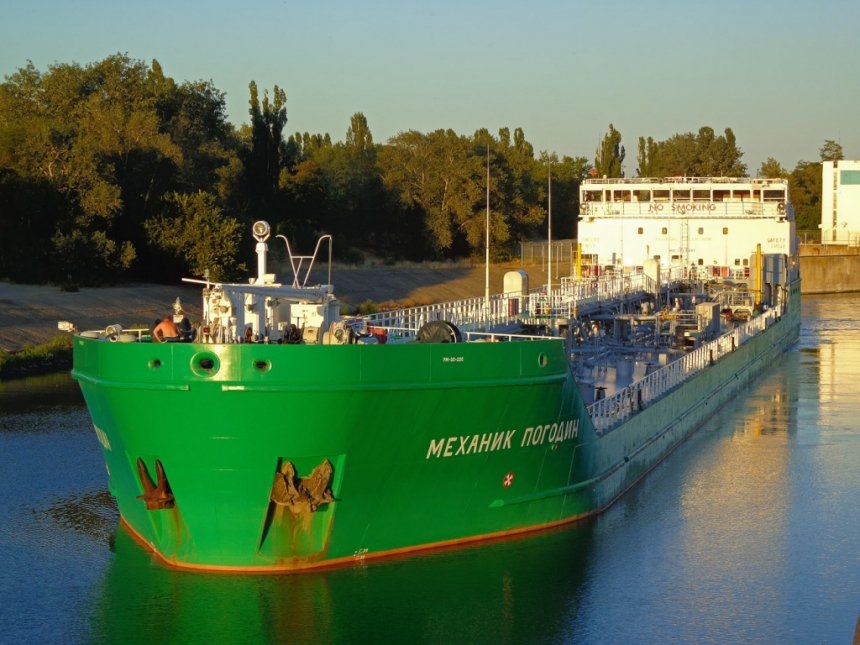 Николаевские таможенники не позволили танкеру из РФ незаконно выгрузить нефтепродукты