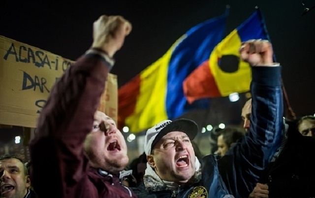 В Бухаресте растет число пострадавших - на улицы выходят футбольные хулиганы