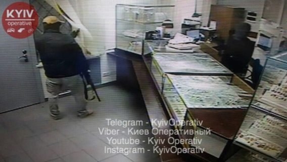 Налет на ювелирку в Киеве. Появилось видео, снятое очевидцем кровавого нападения