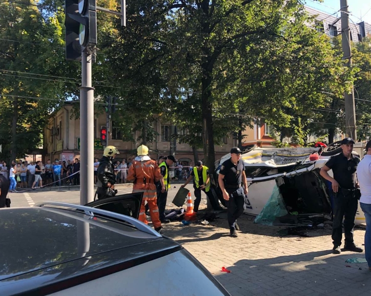 Патрульное авто таранило прохожих: появилось видео первых минут аварии в Сумах