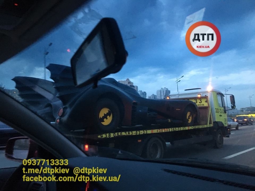 В Киеве перевозили автомобиль американского супергероя Бэтмена