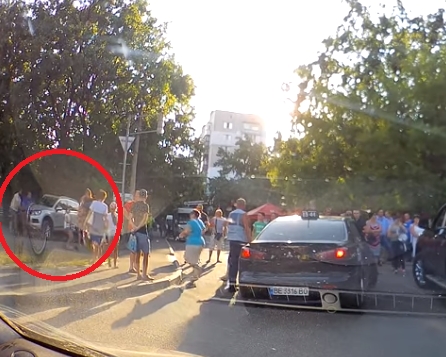 Появилось видео, как в Николаеве «Фольксваген» сбил мужчину во время протеста