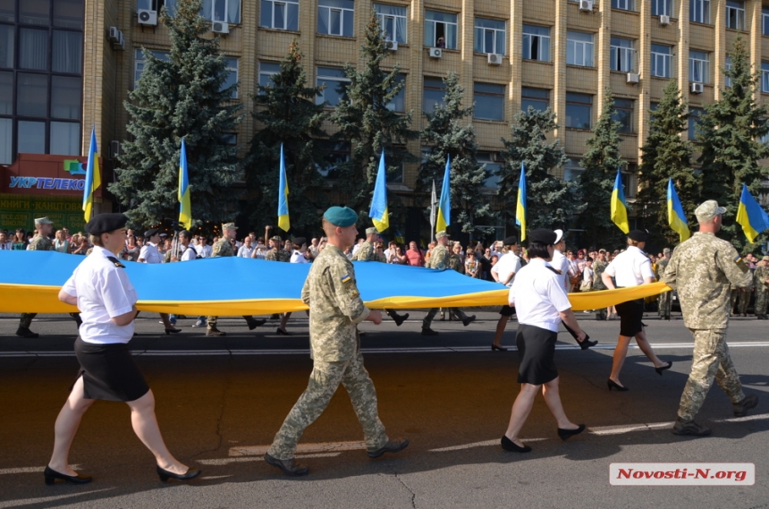С красками холи и шариками: как украинцы мерялись флагами