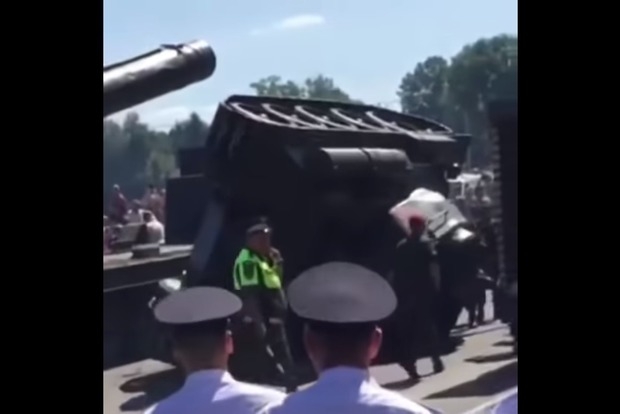 В России&#8205; после парада перевернулся танк Т-34. ВИДЕО