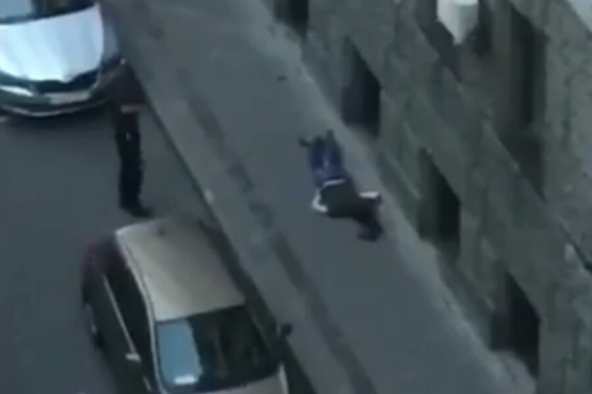 Нападение на полицейских в Москве попало на видео