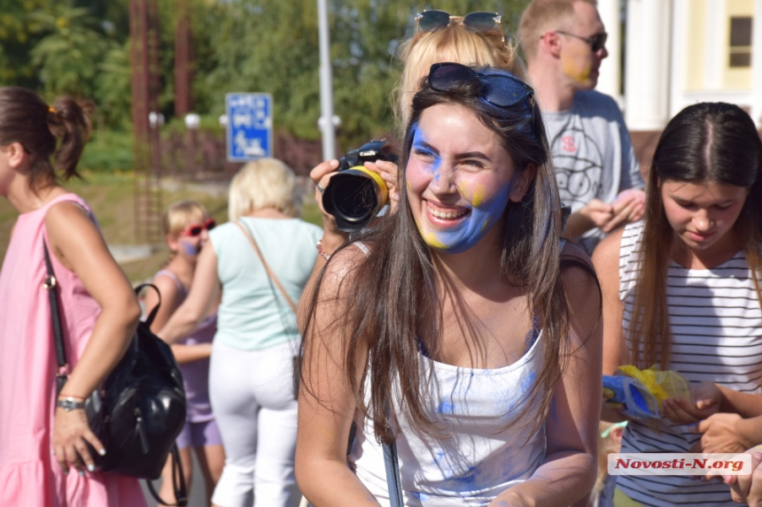 На День Независимости в Николаеве молодежь устроила сине-желтые «бои». ФОТО