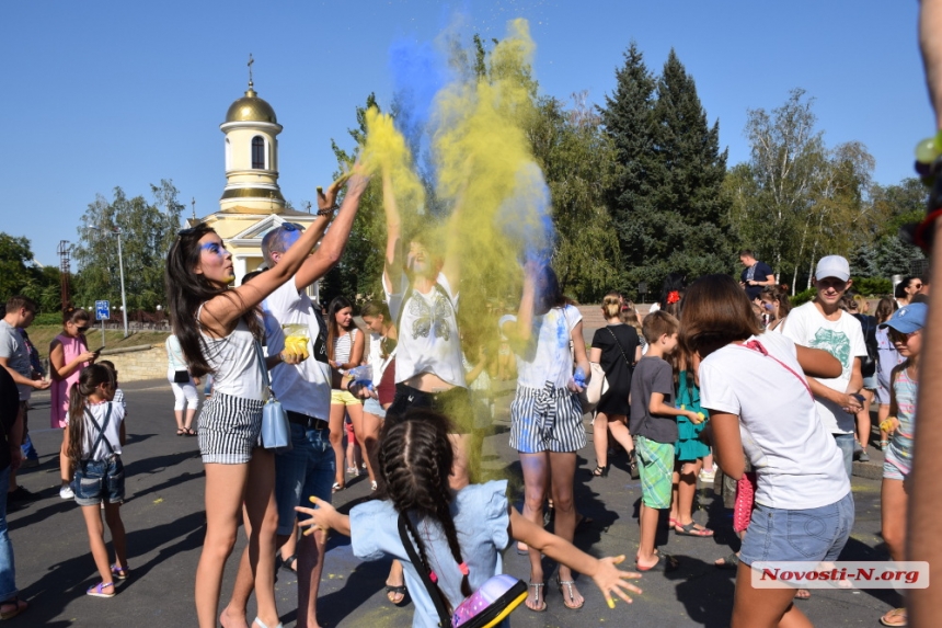 На День Независимости в Николаеве молодежь устроила сине-желтые «бои». ФОТО