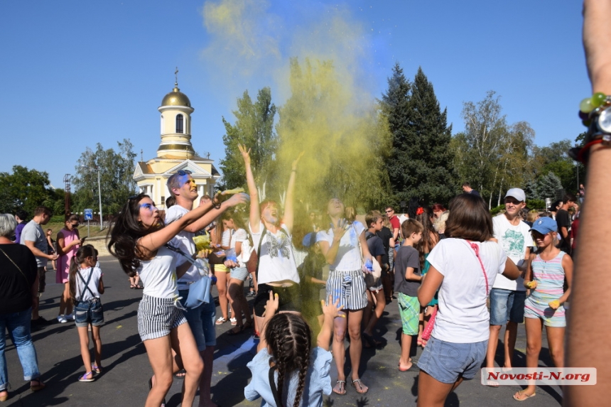 На День Независимости в Николаеве молодежь устроила сине-желтые «бои». ФОТО