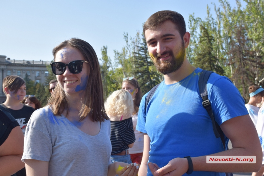 На День Независимости в Николаеве молодежь устроила сине-желтые «бои». ФОТО