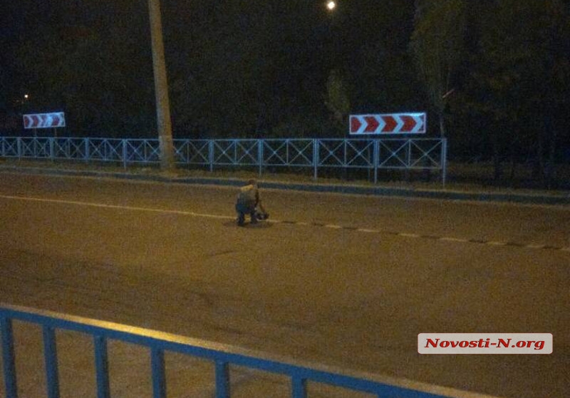 В Николаеве работники заправки закрасили сплошную полосу на Херсонском шоссе. Видео