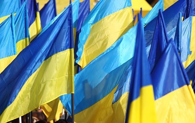 Украинская писательница возмутилась, что государственный флаг разных оттенков 