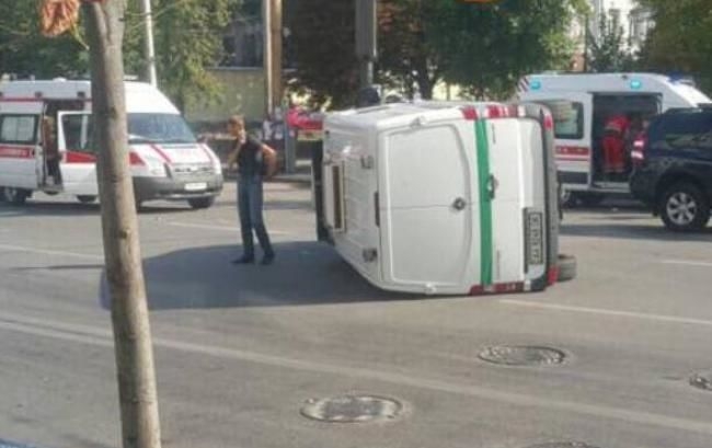 В Киеве Volkswagen проехал на красный, врезался в авто инкассаторов и перекинул его