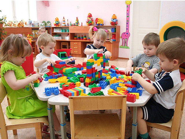 Азаров приказал Чайке обеспечить малышей детскими садами