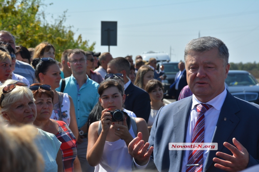Президент Порошенко проинспектировал отремонтированную снигиревскую трассу 