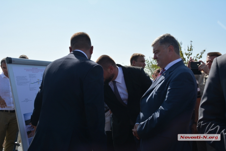 Президент Порошенко проинспектировал отремонтированную снигиревскую трассу 