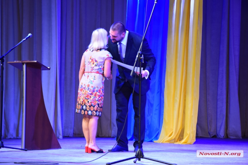 В Николаеве учителя получили не только сертификаты и грамоты, но и поцелуи от губернатора Савченко