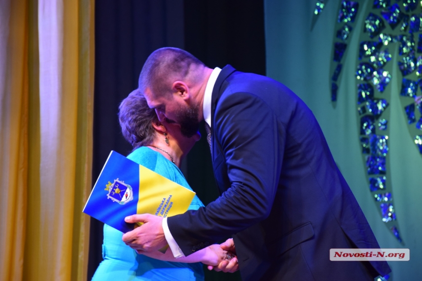 В Николаеве учителя получили не только сертификаты и грамоты, но и поцелуи от губернатора Савченко