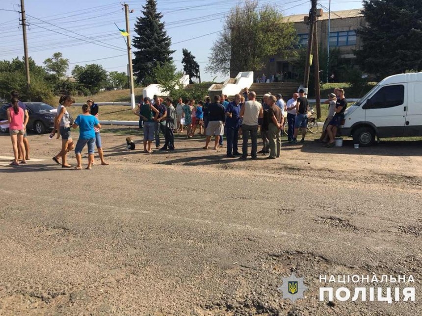 На Николаевщине жители, требовавшие не закрывать школу, разблокировали трассу
