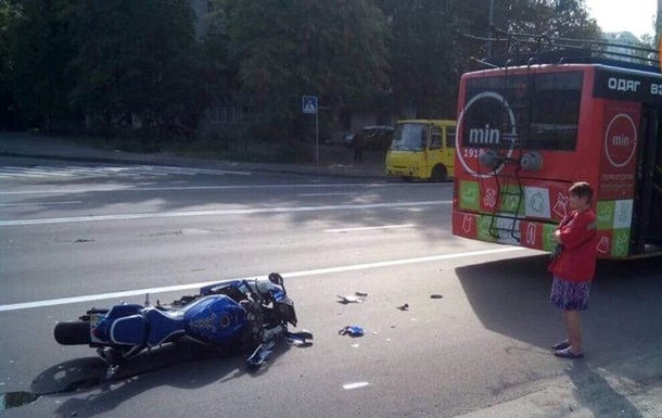 В Киеве мотоцикл "влетел" в троллейбус, есть пострадавшие