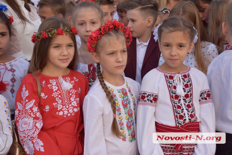 С песнями и танцами Николаевский муниципальный коллегиум принял в свою семью 182 первоклассника. ФОТОРЕПОРТАЖ