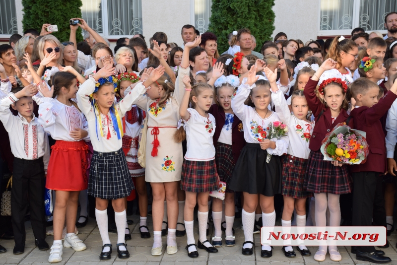 С песнями и танцами Николаевский муниципальный коллегиум принял в свою семью 182 первоклассника. ФОТОРЕПОРТАЖ